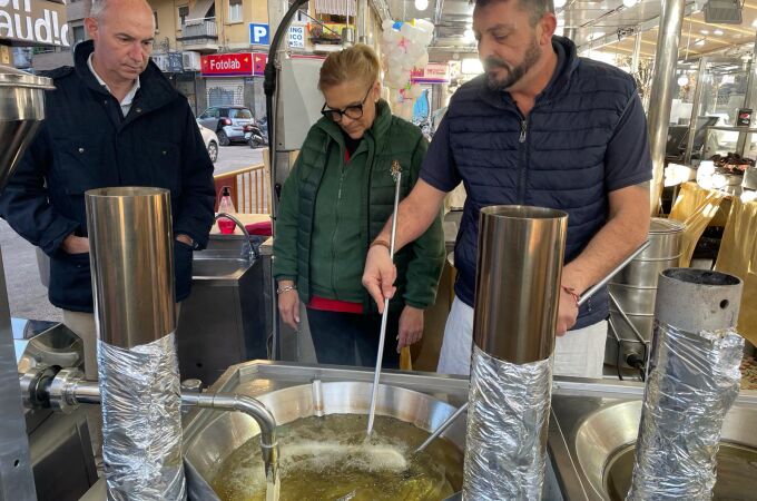 El concejal Gosálbez comprueba la calidad del aceite en una churrería