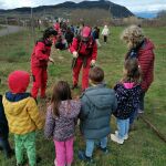 Escolares de Ponferrada plantan cerezos en el Camino de Santiago