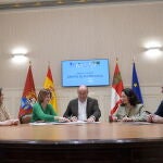 Miguel Ángel de Vicente firma los convenios con los GAL de la provincia