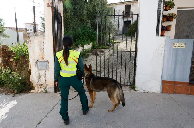 Agente de la Guardia Civil durante la búsqueda del anciano de 83 años 