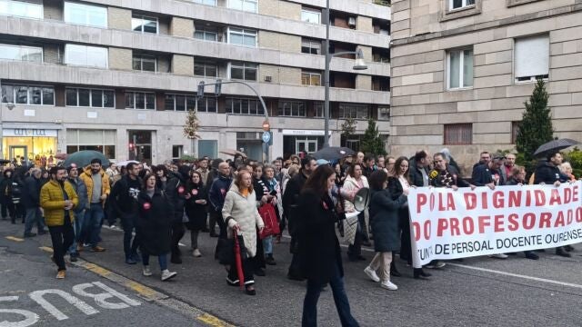 Profesores salen a la calle en Ourense contra el "desprecio" a su profesión y en apoyo a su compañera del IES As Lagoas