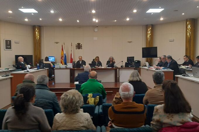 Absuelven a dos exalcaldes y otras 12 personas acusadas del caso de los 'sobresueldos de Castro (Cantabria)'