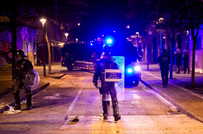 Segunda noche de disturbios y ataques a los Mossos tras el desalojo de un imán en Salt (Girona)