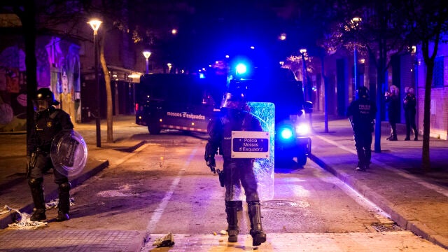 Segunda noche de disturbios y ataques a los Mossos tras el desalojo de un imán en Salt (Girona)