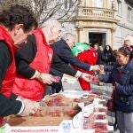 Reparto de fresas en la Plaza Zorrilla de Valladolid