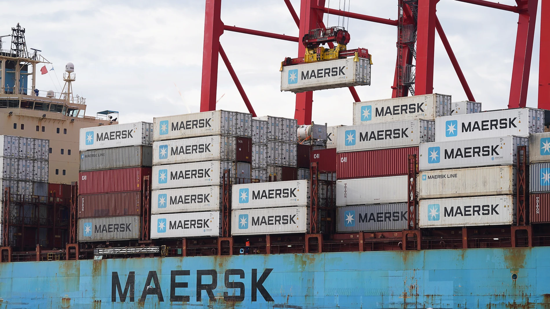 (Foto de ARCHIVO) FILED - 30 March 2023, Hamburg: A container ship of the Maersk shipping company is handled at Eurogate Container Terminal. Photo: Marcus Brandt/dpa 30/03/2023 ONLY FOR USE IN SPAIN