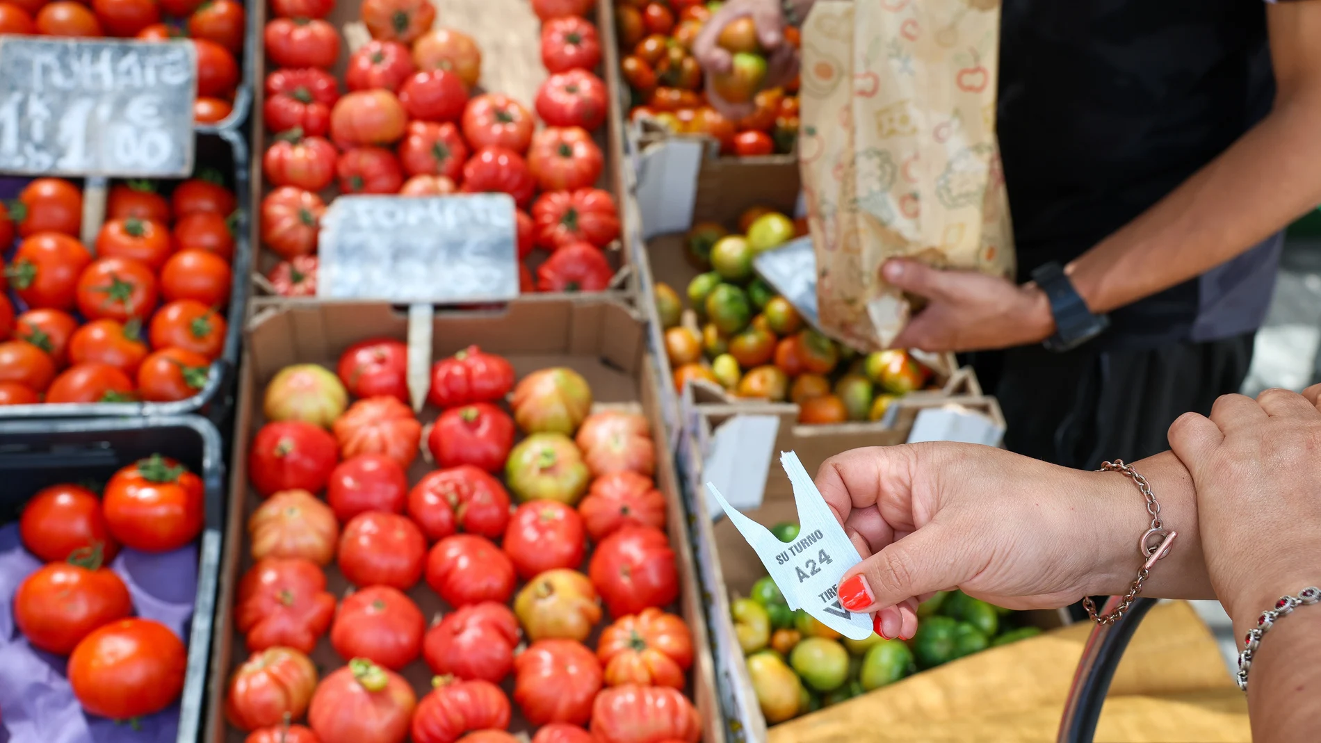 Cajas de tomates en un mercado de de Madrid