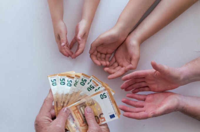 ¿Cuánta paga le debo dar a mi hijo adolescente? Los expertos tienen la cifra exacta