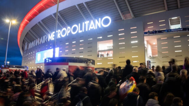 Ambiente previo al derbi de Champions entre Atlético de Madrid y Real Madrid en el Metropolitano 
