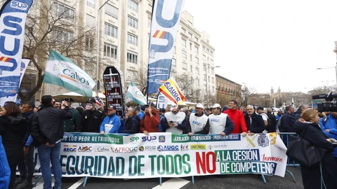 Concentración de sindicatos de policias y guardia civiles en el Congreso para prtestar contra la cesion de com