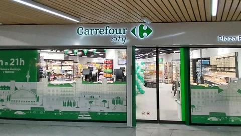 Carrefour apuesta por la proximidad con la apertura de su primer supermercado en el metro de Madrid