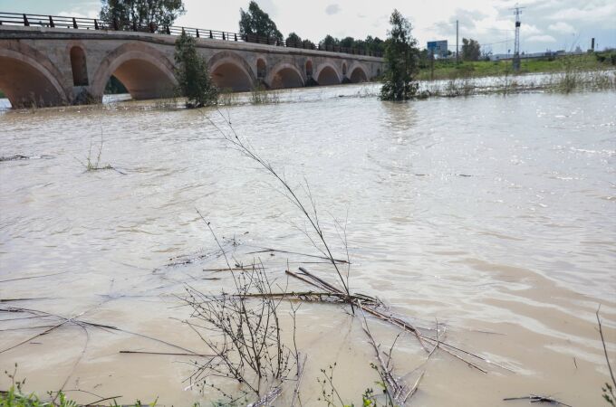 Temor al desbordamiento del río Guadalete en Jerez: desalojadas 200 personas