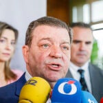 El consejero González Gago atiende a la prensa en Segovia antes del desayuno-coloquio de LA RAZÓN sobre cooperación al desarrollo