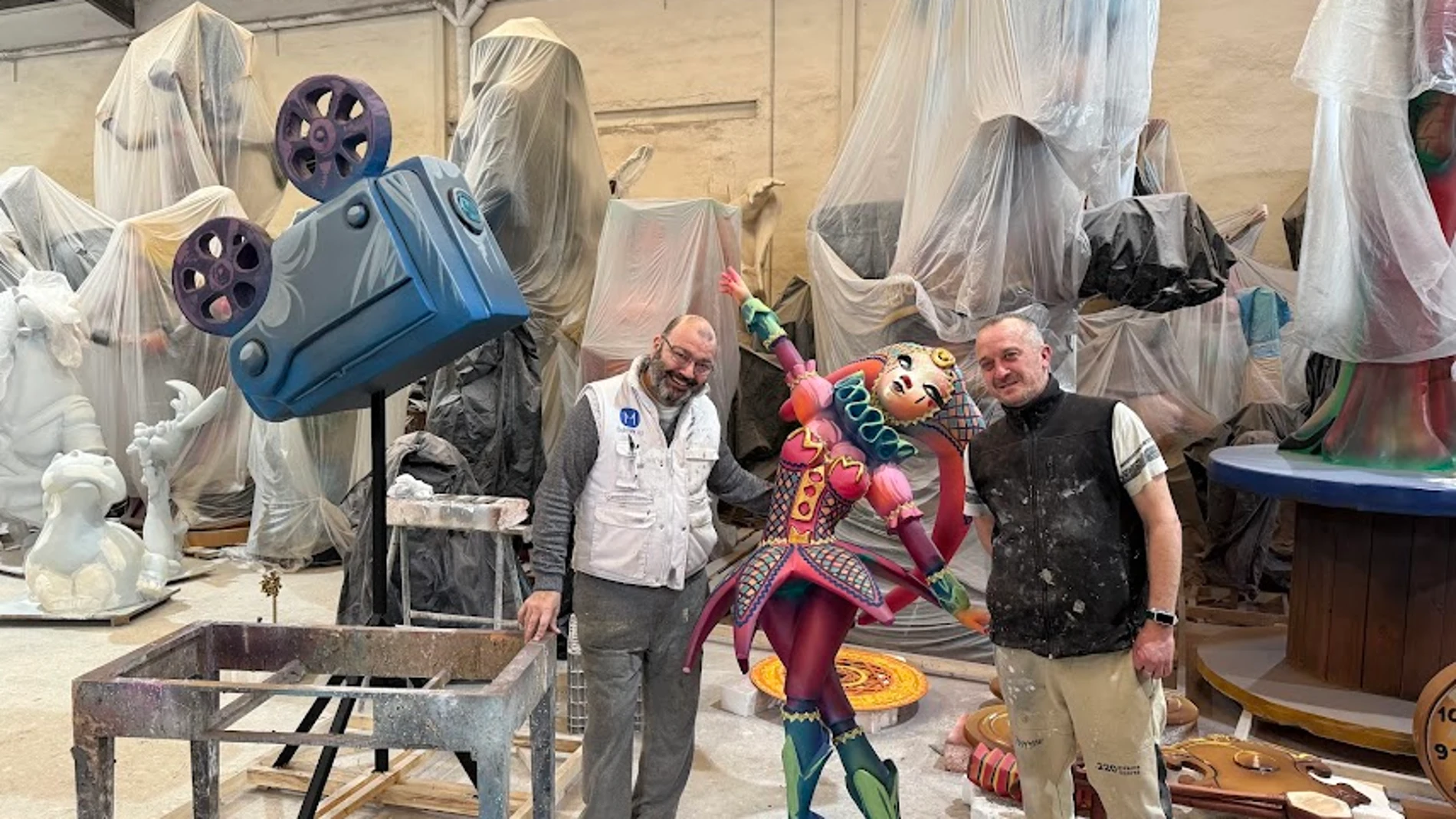 Los artistas falleros Paco Cuadros y David Zahonero en su taller de Catarroja