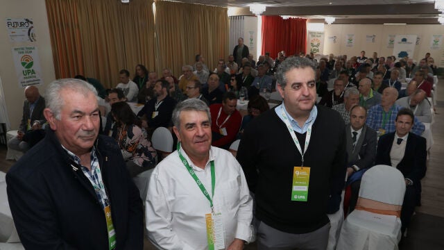 La organización UPA Palencia celebra su IX Congreso, en la imagen, el responsable de Relaciones Internacionales, José Manuel Roche(D); el secretario regional de UPA CyL, Aurelio González(I); y el secrerio general de Palencia, Blas Donis(C)