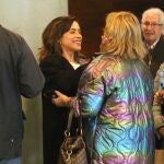 María León junto a su madre en los juzgados de Sevilla