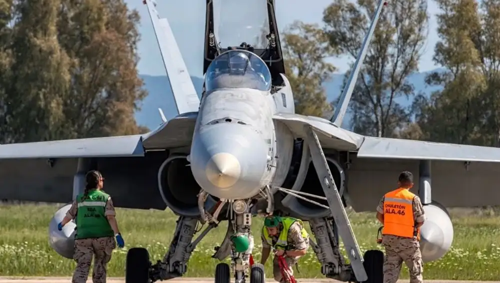 Pilotos y mecánicos trabajan en un F-18 durante el ejercicio Iniochos del año 2024