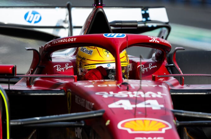 Lewis Hamilton, con el dorsal 44 en su Ferrari