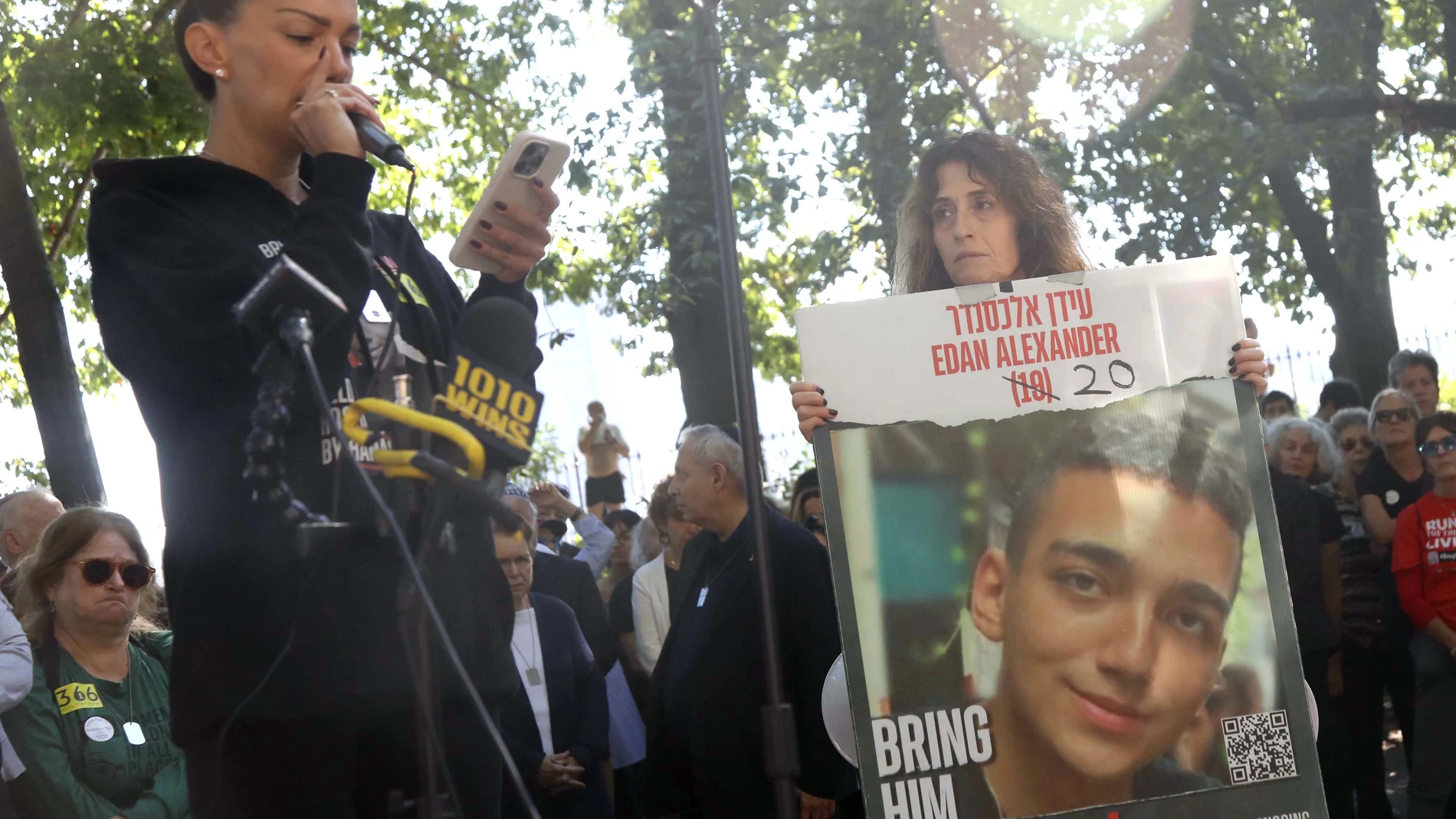 (Foto de ARCHIVO) October 6, 2024, New York, New York, USA: YAEL ALEXANDER, mother of Oct. 7 hostage Edan Alexander, addresses supporters during the One Year Later Rally and March to remember and advocate to free the hostages taken on October 7th 2023, organized by The Hostages and Missing Families Forum held in Central Park West. Europa Press/Contacto/Nancy Kaszerman 06/10/2024 ONLY FOR USE IN SPAIN
