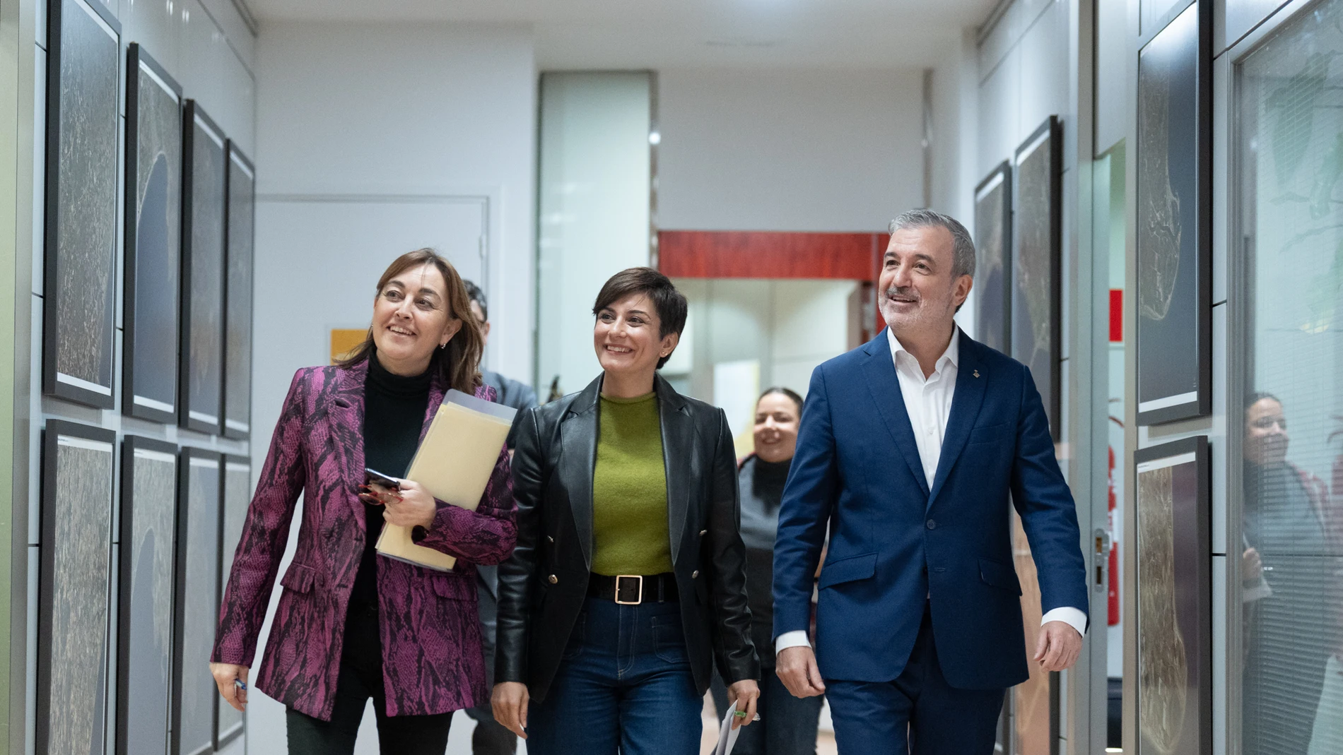 La ministra Isabel Rodríguez(c), el alcalde Jaume Collboni(d) y la consellera Sílvia Paneque(i), durante una reunión para valorar la contención de rentas en zonas de mercado residencial tensionado tras un año de la aplicación, en la Conselleria de Vivienda, a 14 de marzo de 2025, en Barcelona, Cataluña (España). 14 MARZO 2025;ISABEL;COLLBONI;VALORAN;CONTENCIÓN;RENTAS;MERCADO;RESIDENCIAL;TENSIONADO;APLICACIÓN David Zorrakino / Europa Press 14/03/2025