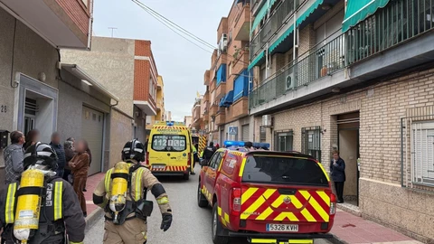 Un incendio calcina por completo un piso en Alcantarilla (Murcia) y provoca quemaduras en una mano a una mujer