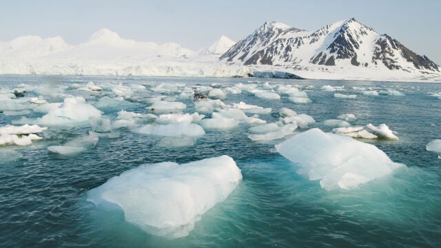 El Ártico, en el lado opuesto a la Antártida, es una de las zonas más impresionantes y misteriosas del mundo gracias a abarcar una buena capa de hielo de la Tierra