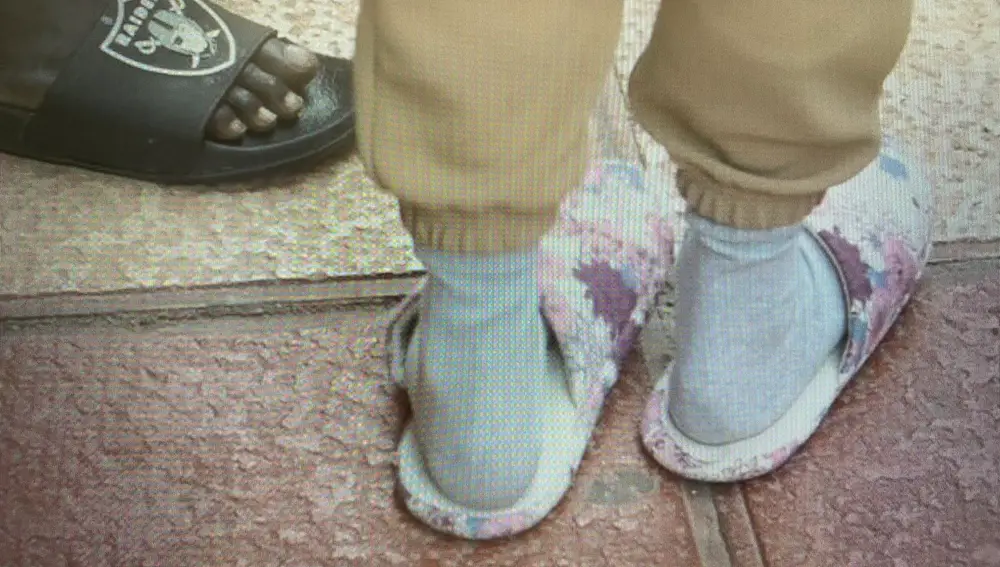 Imagen de los pies de la pequeña que alertó a todo el bloque de viviendas