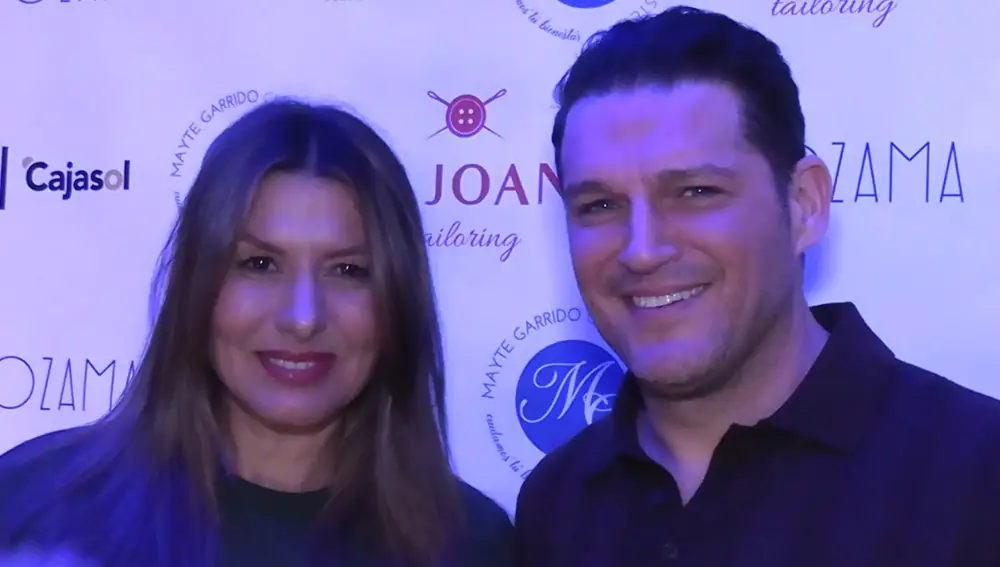 Manu Tenorio y Silvia Casas, más unidos que nunca, zanjan los rumores de crisis en el día más especial para el artista