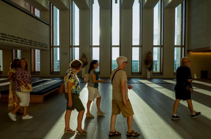 Visitantes en la entrada de la Galería de Colecciones Reales