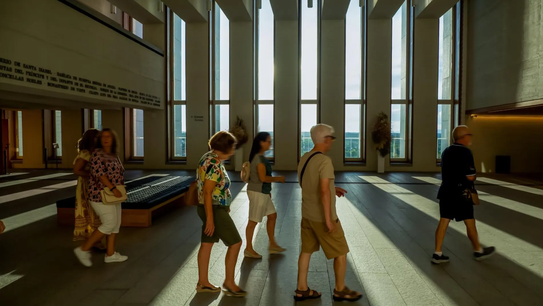 Visitantes en la entrada de la Galería de Colecciones Reales