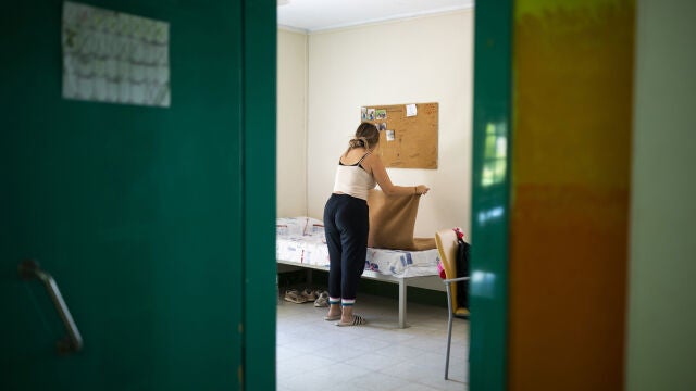Una adolescente ordena su habitación en un centro de menores de Madrid