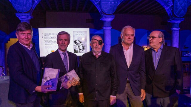 El exalcalde de Ávila, Agustín Díaz de Mera, presetó su libro 'Memorias intencionadamente incompletas de un político de provincias', en un acto público en el que intervinieron el exministro del Interior, Ángel Acebes, el vicesecretario de Asuntos Institucionales e Internacionales del PP y eurodiputado, Esteban González Pons, el exministro de Trabajo, Manuel Pimentel, y el poeta José María Muñoz Quirós