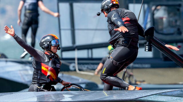 Joan Cardona y Nicole Van der Velden celebran el título ganado por España en la última temporada de SailGP