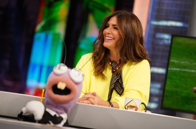 Nuria Roca con pañuelo al cuello.