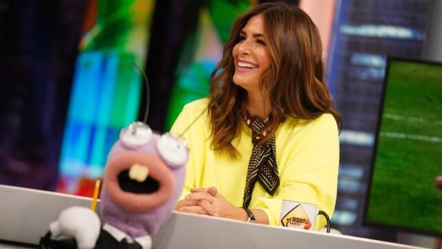 Nuria Roca con pañuelo al cuello.