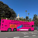 El autobús actúa como oficina móvil de los Centros de Atención Integral contra la Violencia Sexual que cuenta con estas pulseras para garantizar unas Fallas más seguras