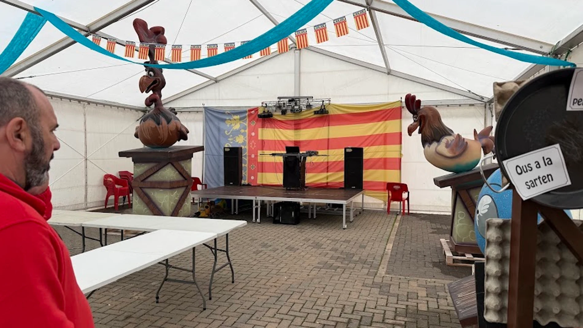 El presidente de la Falla Suissa-Alquería del Favero, Jose Santos, atiende llamadas en la carpa