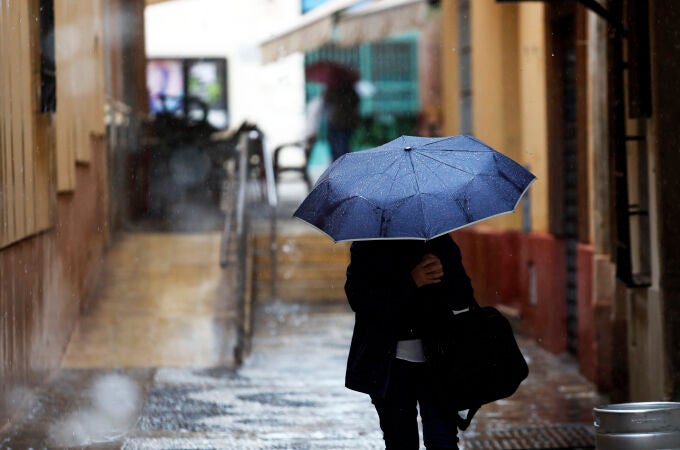 Una persona se protege de la lluvia en Málaga el pasado jueves