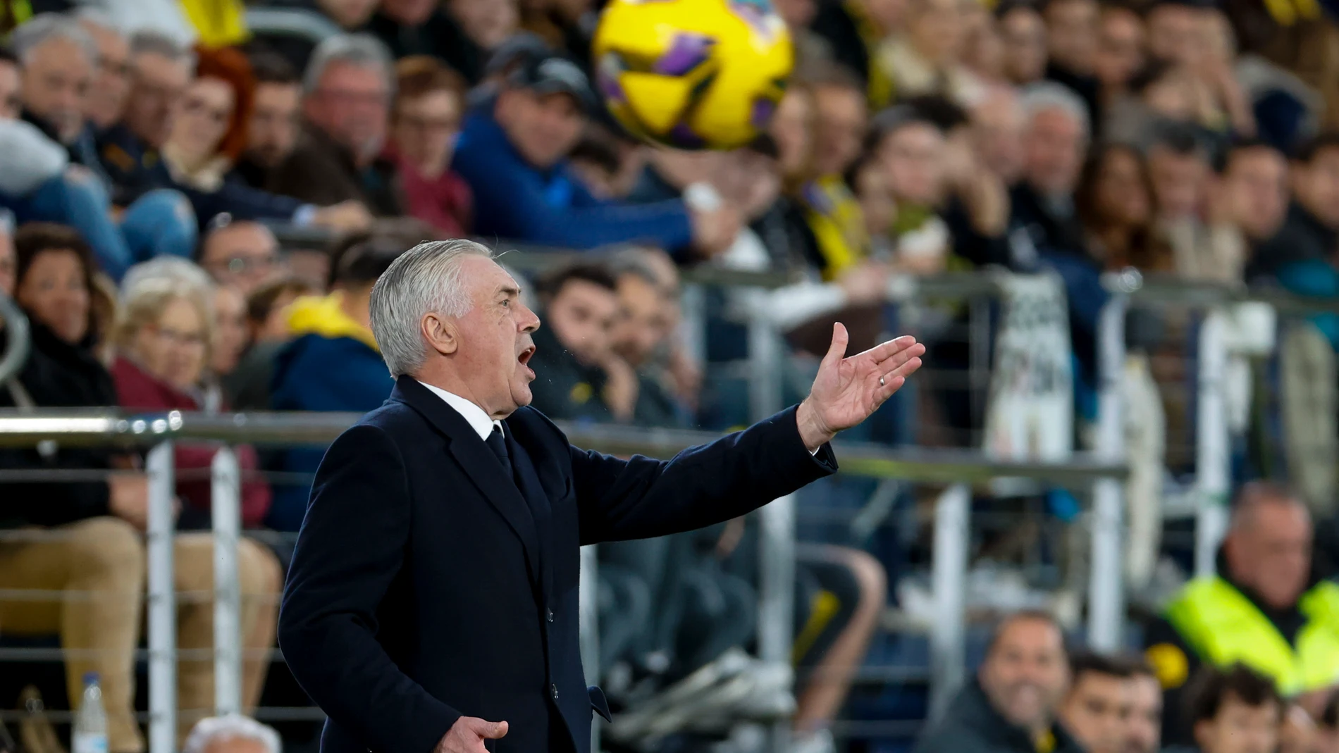 VILLARREAL (CASTELLÓN), 15/03/2025.- El entrenador del Real Madrid, Carlo Ancelotti durante el partido de Liga disputado entre el Villarreal y el Real Madrid, este sábado en el Estadio de La Cerámica, en Villarreal. EFE/Ana Escobar