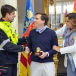 Almeida recibe el Casco de Honor de los Bomberos de Valencia por los servicios de Madrid tras la Dana