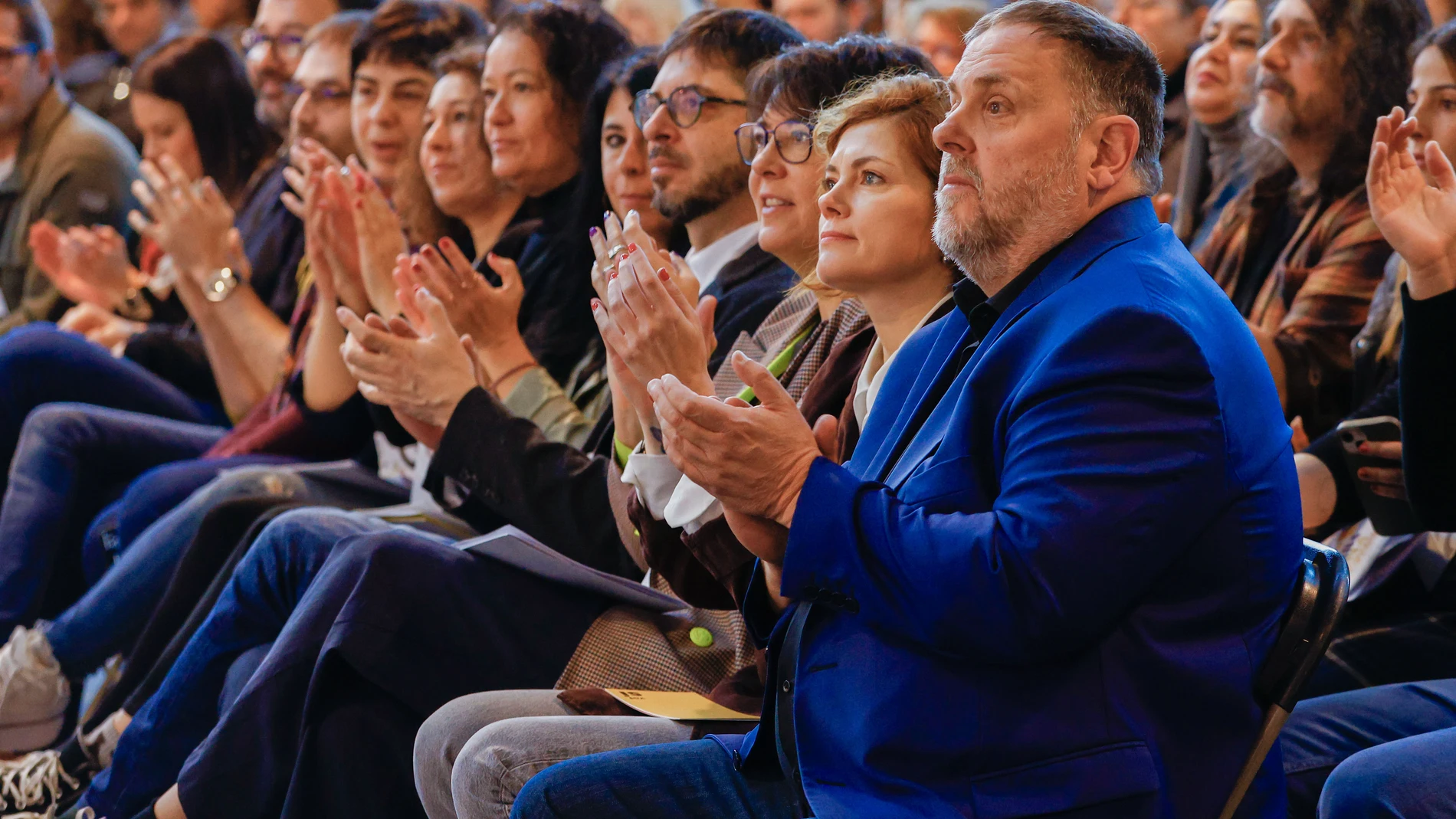BARCELONA, 15/03/2025.- El lider de ERC, Oriol Junqueras (d), y la secretaria general del partido, Elisenda Alamany (2d), participan en el 30º Congreso Nacional de Esquerra Republicana de Catalunya que se celebra este sábado en Martorell, después de que Junqueras retomara la presidencia del partido el pasado diciembre. En este cónclave se debate la ponencia política y la ponencia estatutaria del partido. EFE/ Quique García