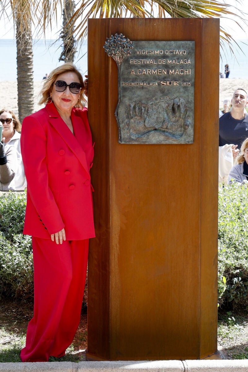 Carmen Machi con traje rojo.
