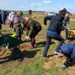 Calzadilla de los Hermanillos (León) pone la semilla de su ‘Bosque de los sueños’ con la plantación de 120 robles