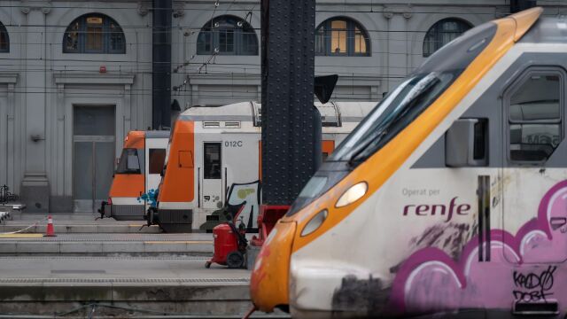 Varios trenes en la estación de Francia, donde opera Rodalies, en Barcelona