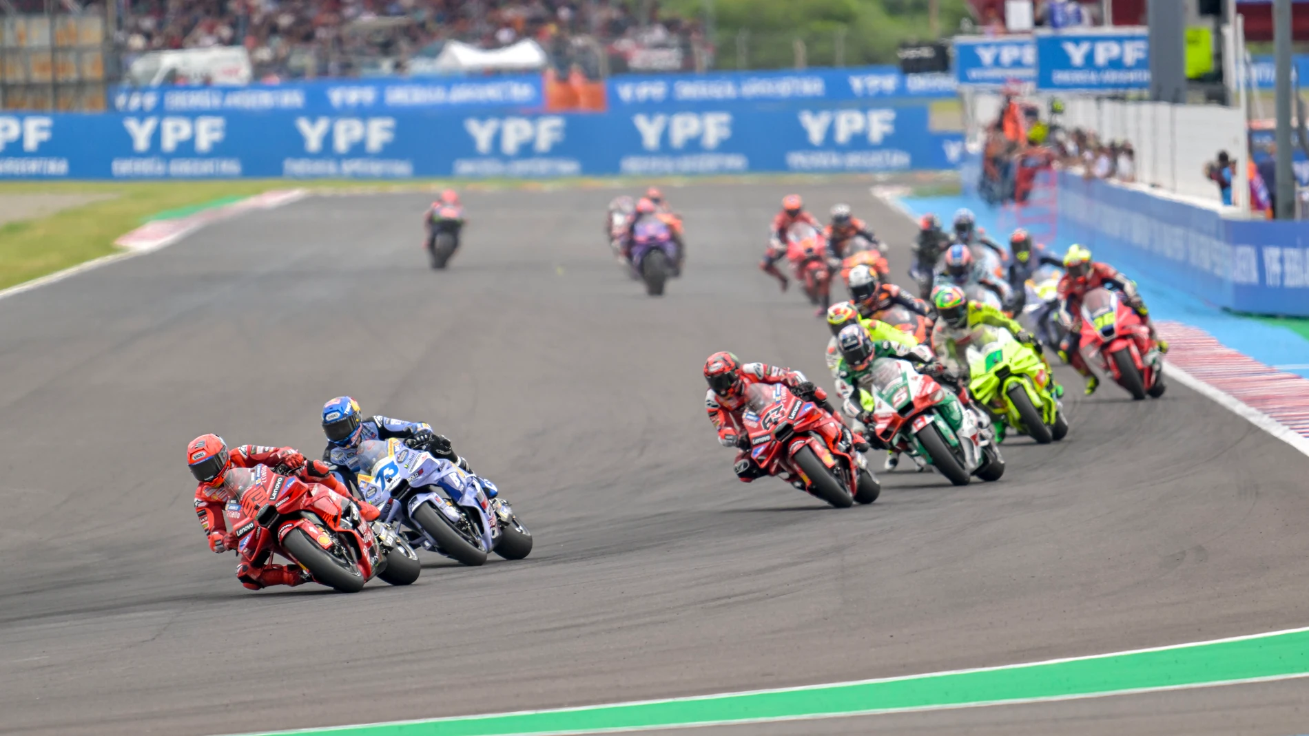 93 MARQUEZ Marc (spa), Ducati Lenovo Team, Ducati Desmosedici GP25, action with 73 MARQUEZ Alex (spa), Gresini Racing MotoGP, Ducati Desmosedici GP24 during the 2025 MotoGP Gran Premio YPF Energia de Argentina on the Autodromo Termas de Rio Hondo from March 14 to 16, 2025, in Termas de Rio Hondo, Argentina - Photo Studio Milagro / DPPI AFP7 16/03/2025 ONLY FOR USE IN SPAIN