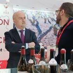 El secretario general de la Consejería de Agua Agricultura, Ganadería y Pesca, Francisco González Zapater, durante el encuentro con exportadores de vino de la Región de Murcia en el marco de la Feria ProWein.