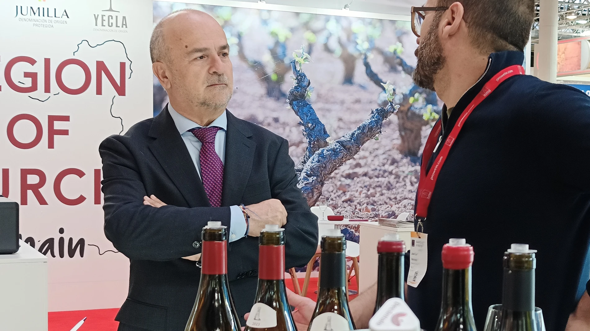 El secretario general de la Consejería de Agua Agricultura, Ganadería y Pesca, Francisco González Zapater, durante el encuentro con exportadores de vino de la Región de Murcia en el marco de la Feria ProWein.
