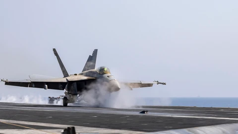 Los hutíes reclaman un segundo ataque en menos de 24 horas contra un portaaviones estadounidense