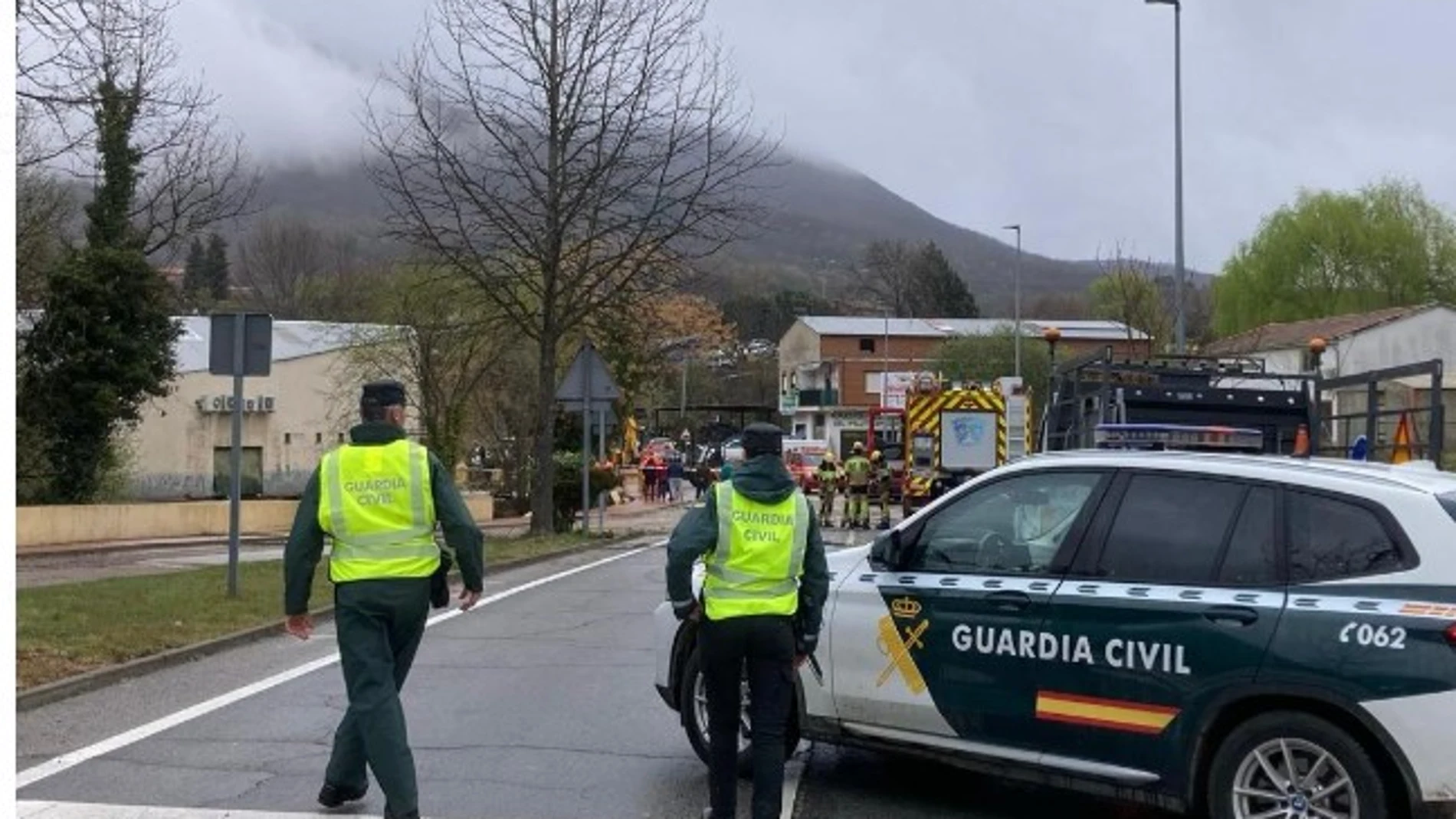 Una patrulla de la Guardia Civil corta una carretera