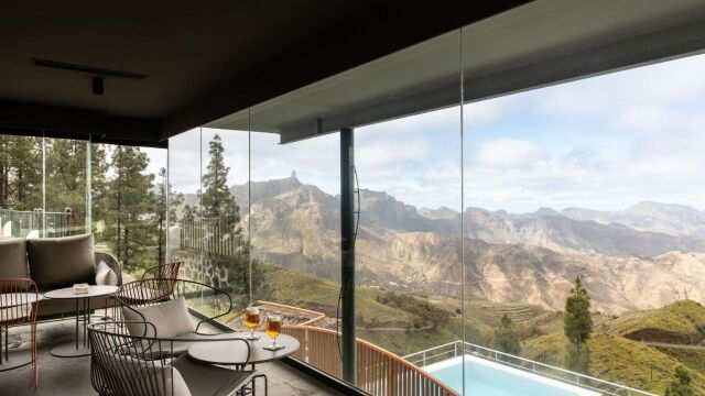 Un parador a más de 1.500 metros de altura con una espectacular piscina y vistas a la montaña